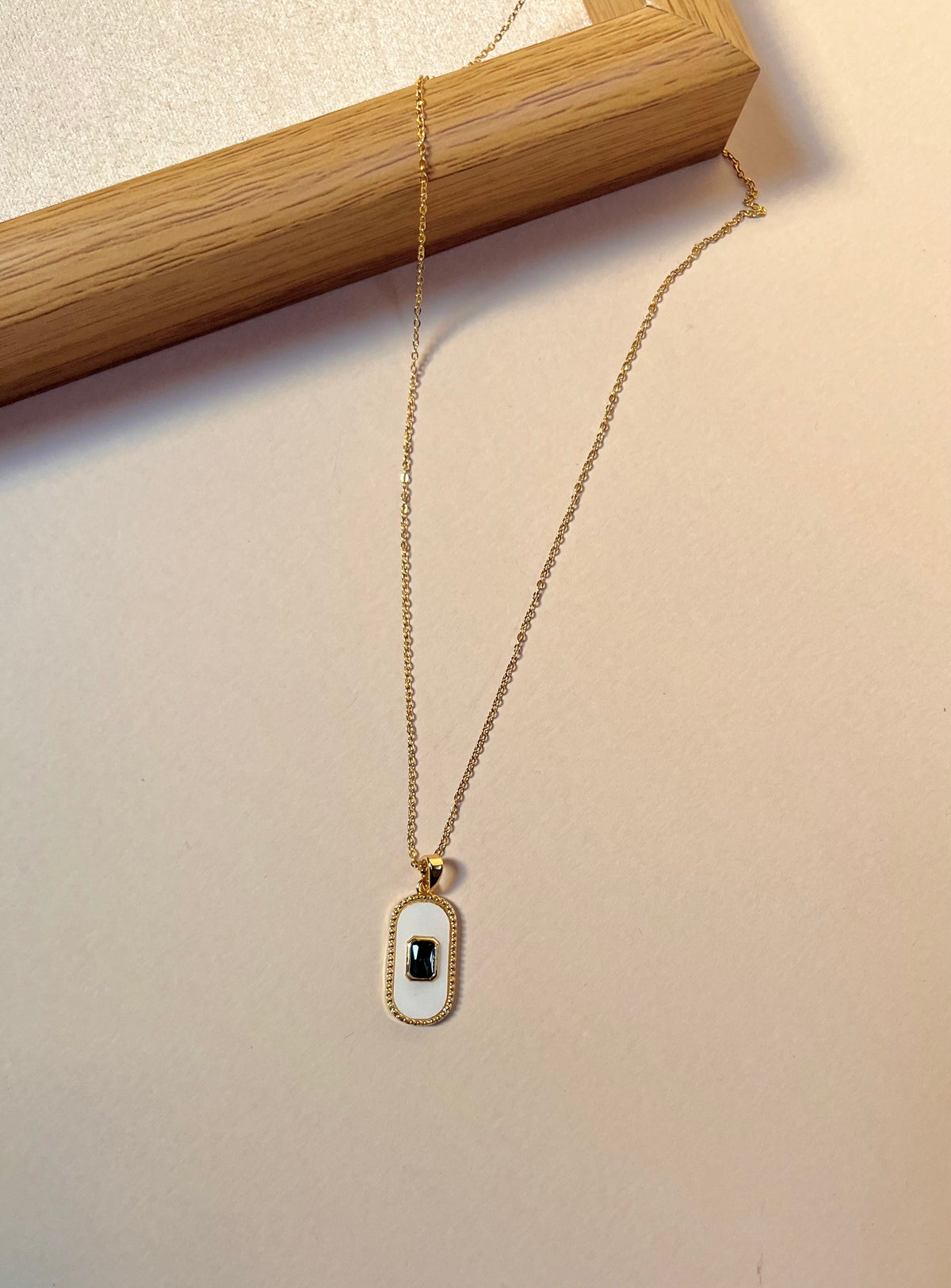 Oval emerald green necklace