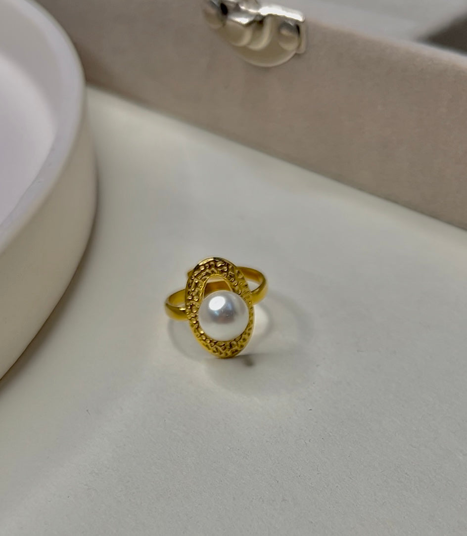 Royal pearl ring