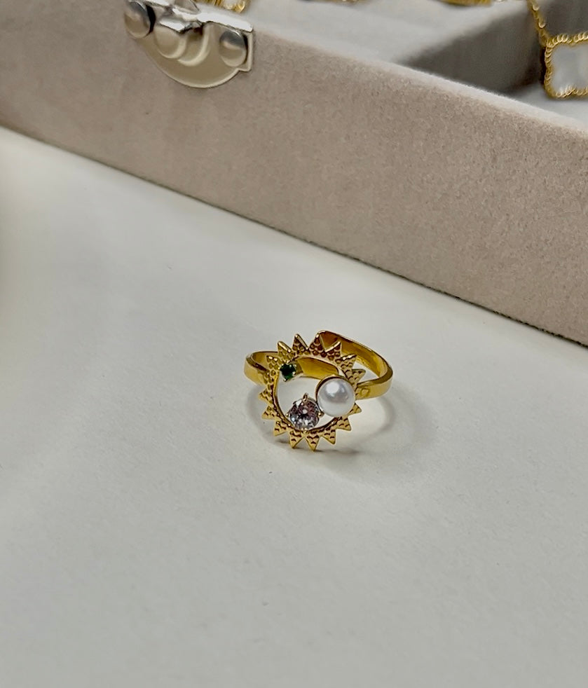 Round emerald green pearly ring